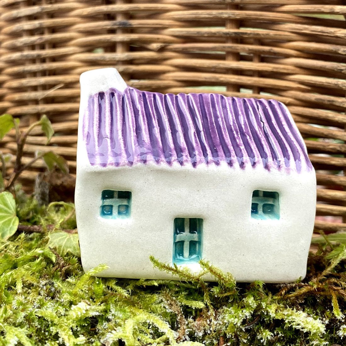 OY035 Handcrafted Quiet Man Scotland Cottage Figurine Creative Irish Gifts.com